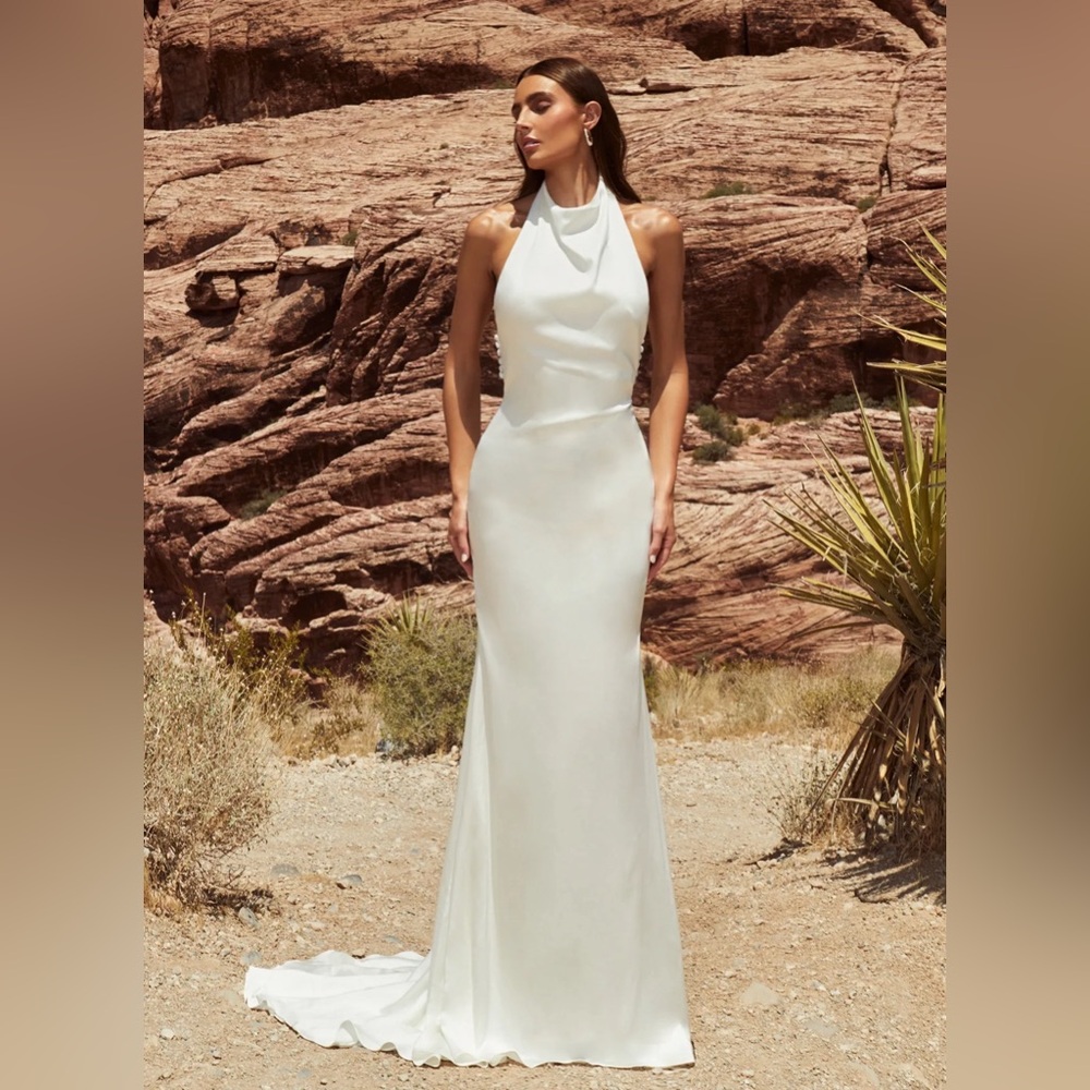 LUCIA gown by La Perle
Size 8 (fits like a 6-8)
Purchased new and never worn